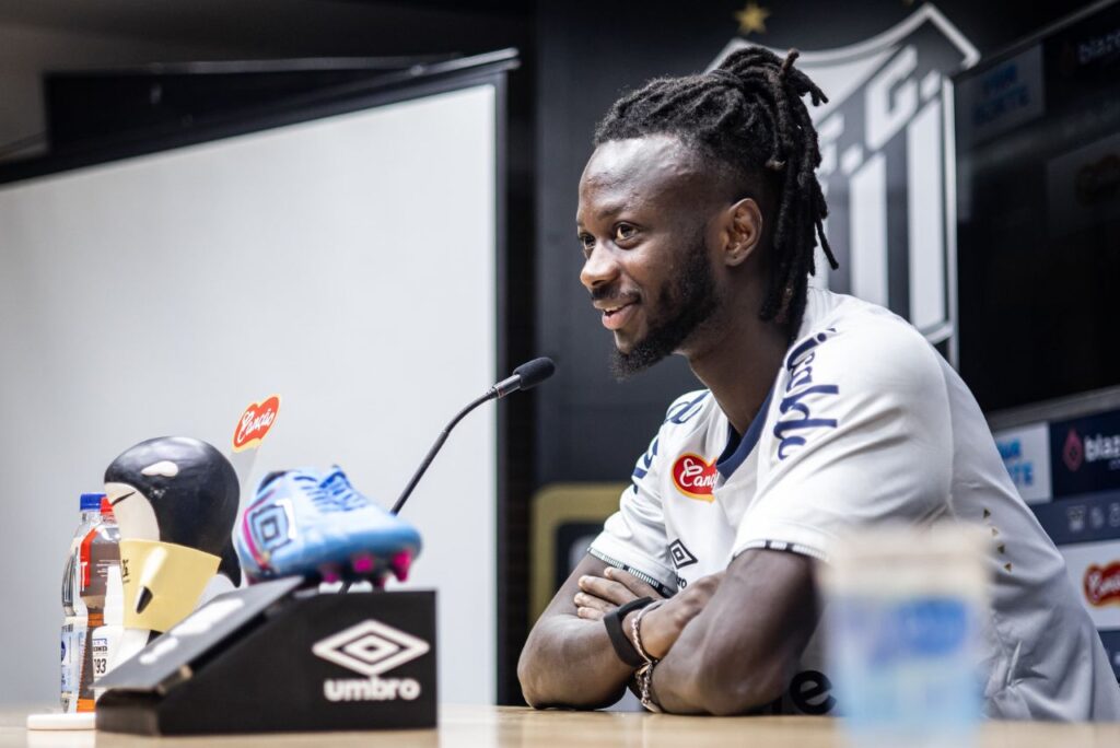 Yusupha Njie, novo atacante do Santos (Foto: Raul Baretta/SFC)