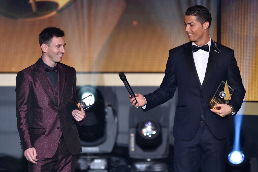 Messi e Cristiano Ronaldo na entrega da Bola de Ouro 2015 (Foto: Fabrice Coffrini/AFP)