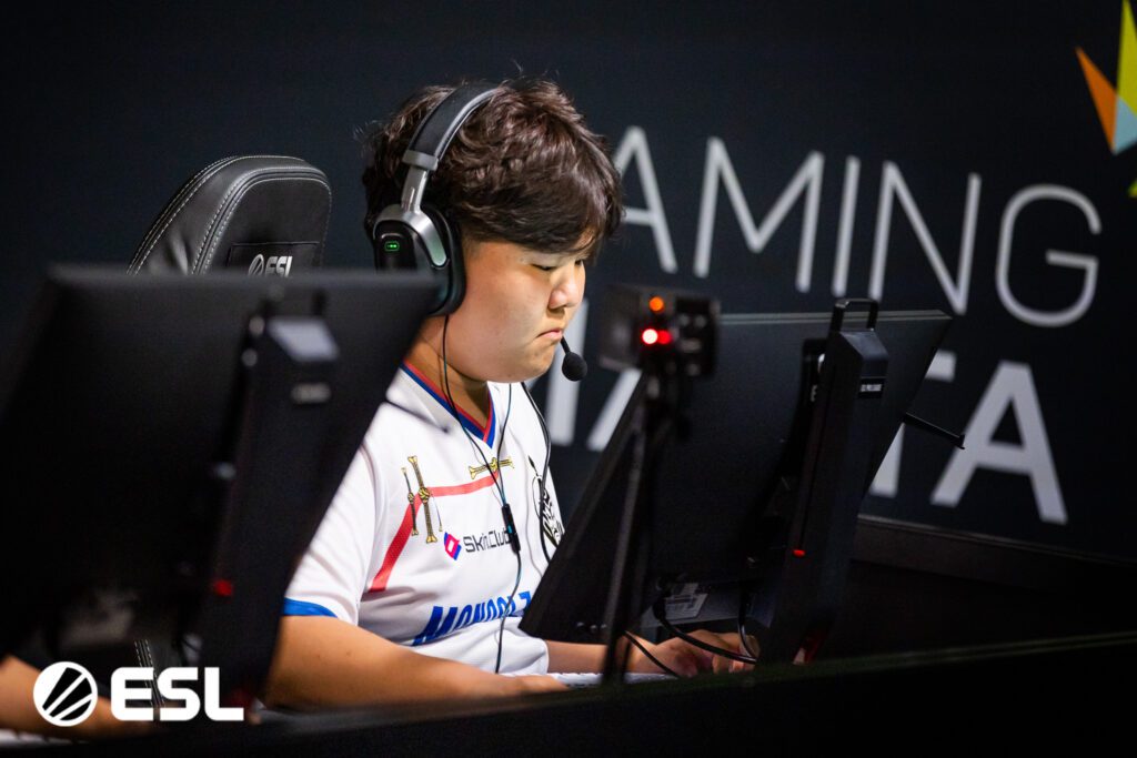 EPL S20: TheMongolz faz 26-1 em série contra KOI