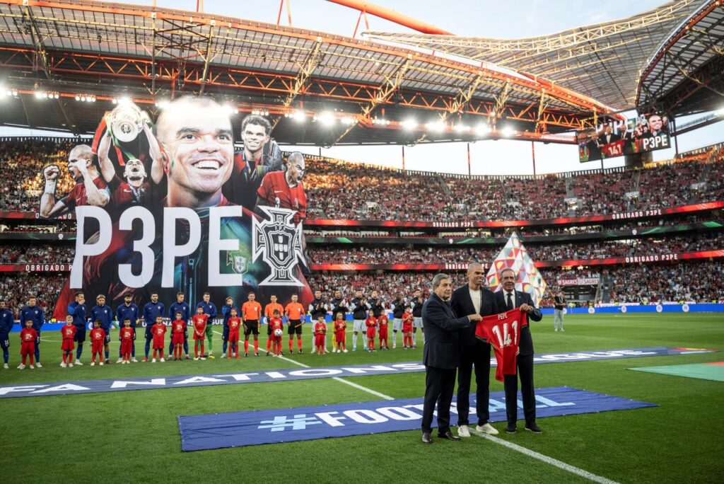 Homenagens ao ex-zagueiro Pepe, de Portugal (Foto: Patricia de Melo Moreira/AFP)