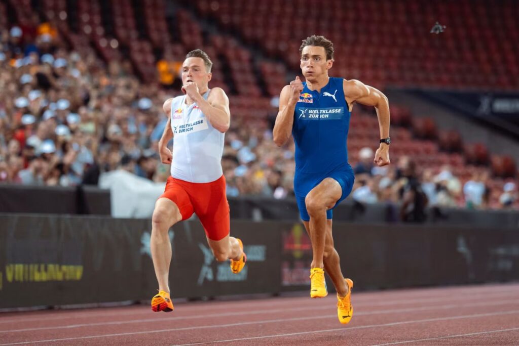 Duplantis e Warholm na disputa dos 100m rasos (Foto: Diego Menzi/Red Bull Content Pool)