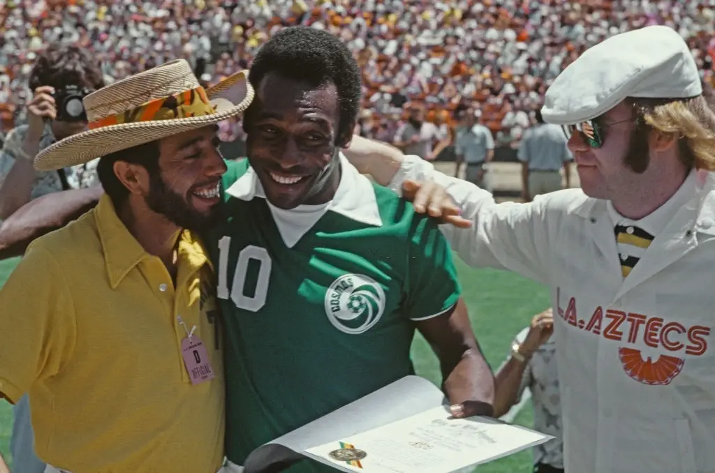 Sergio Mendes e Pelé em partida do New York Cosmos (Foto: Reprodução)