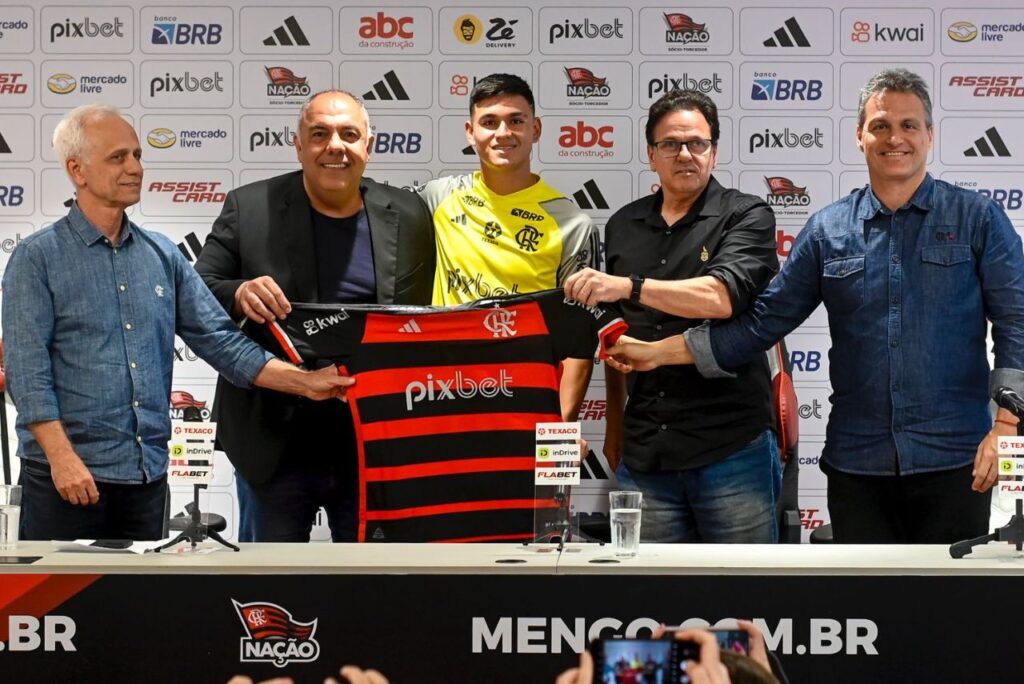 Apresentação de Carlos Alcaraz no Flamengo (Foto: Marcelo Cortes/CRF)