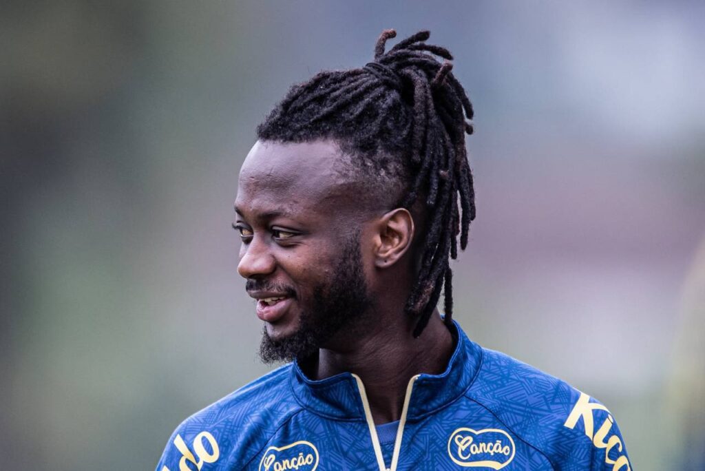 Yusupha Njie foi apresentado oficialmente nesta semana. Foto: Raul Baretta/ Santos FC.