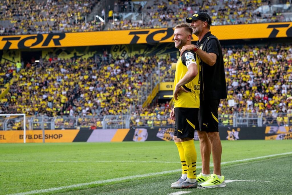 Jakub Blaszczykowski e Jürgen Klopp em partida comemorativa (Foto: Reprodução)