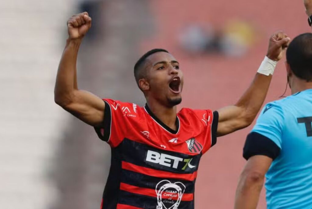 Leozinho, meia-atacante do Ituano, celebrando primeiro gol (Foto: Paulo Pinto/IFC)