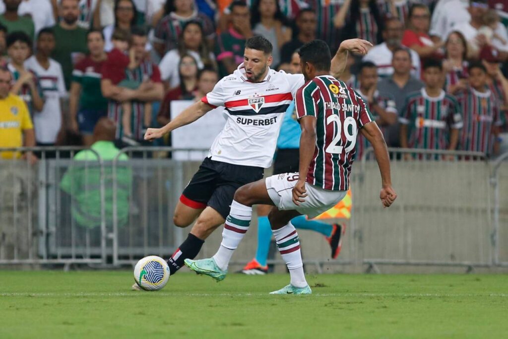 Calleri e Thiago Santos durante a partida que gerou polêmica. Foto: Rubens Chiri/Sao paulofc.net