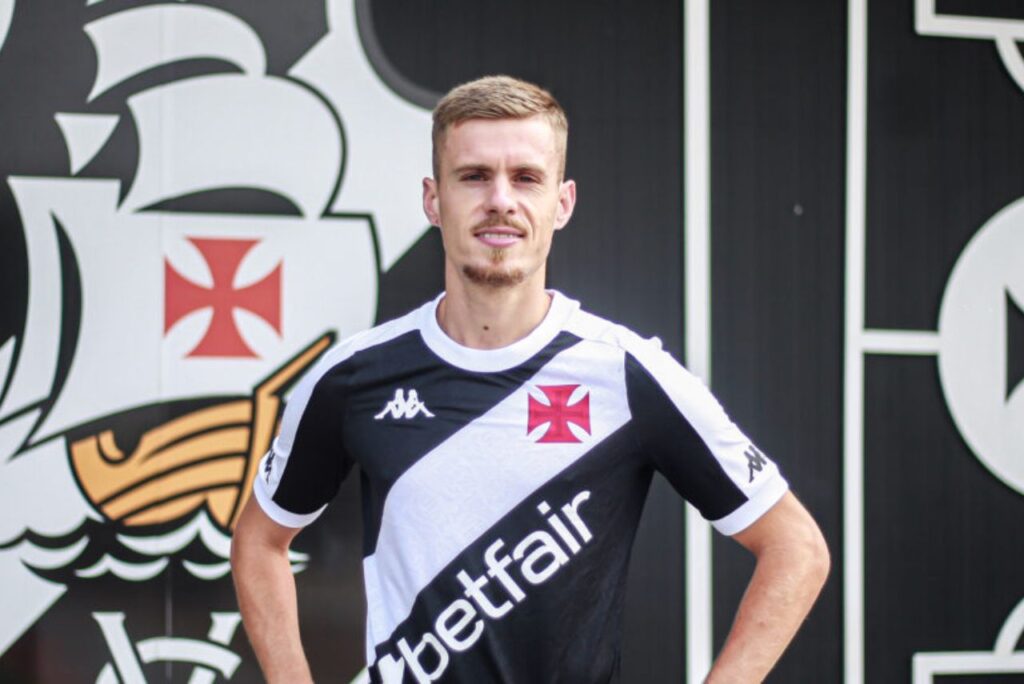 Maxime Dominguez com a camisa do Vasco