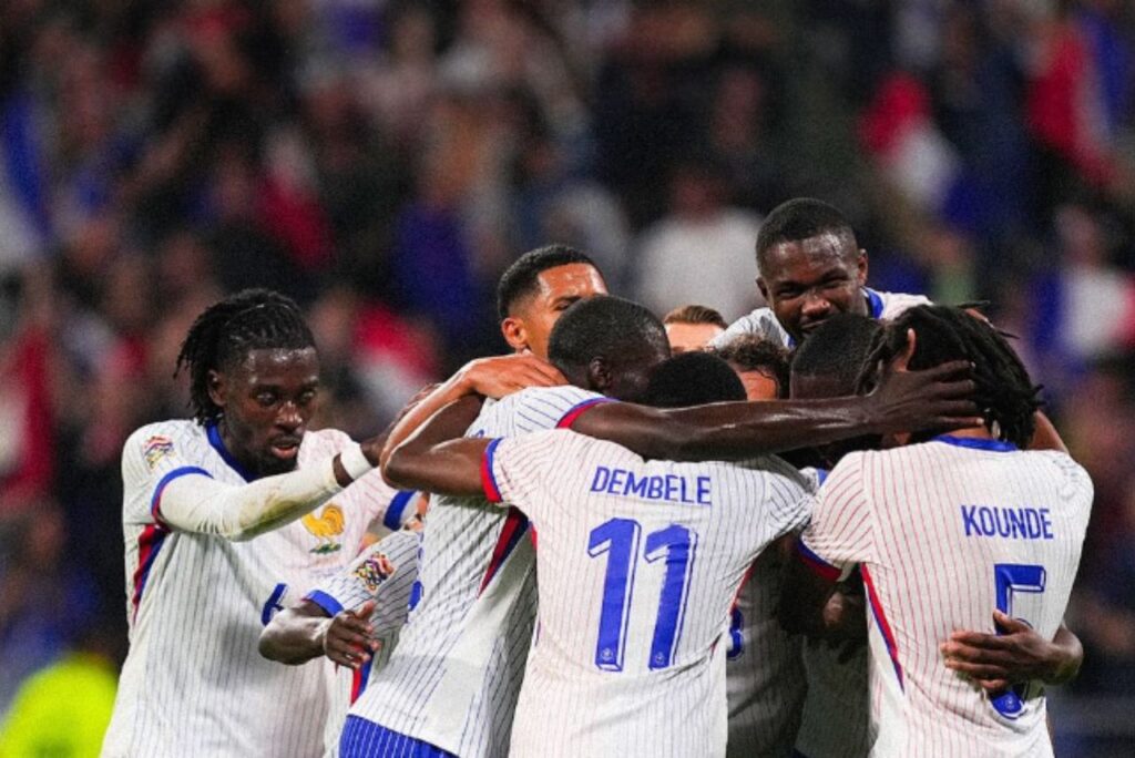 Jogadores da França comemoram gol