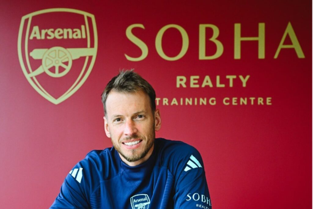 Goleiro Neto com a camisa do Arsenal