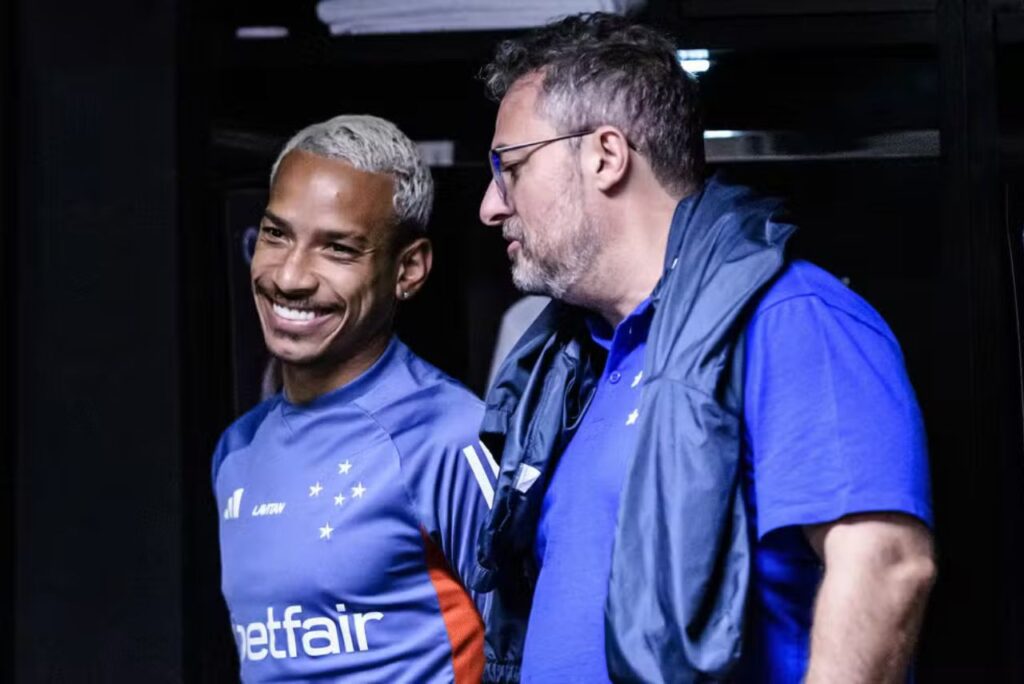 Matheus Pereira e Alexandre Mattos, CEO do Cruzeiro (Foto: Gustavo Aleixo/CEC)