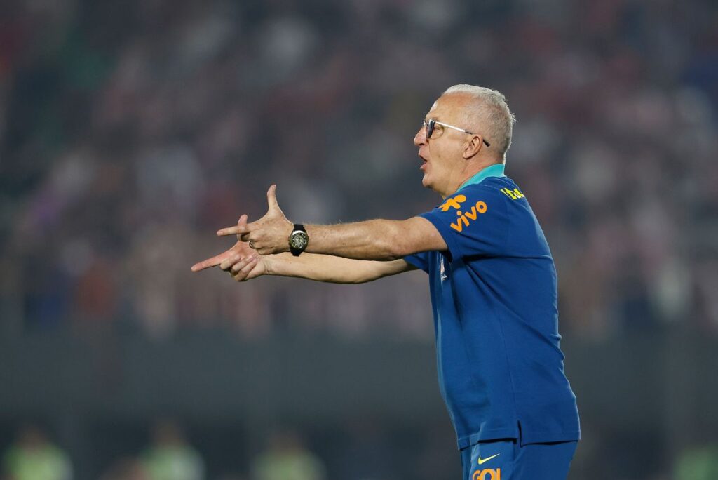 Dorival Júnior durante derrota do Brasil