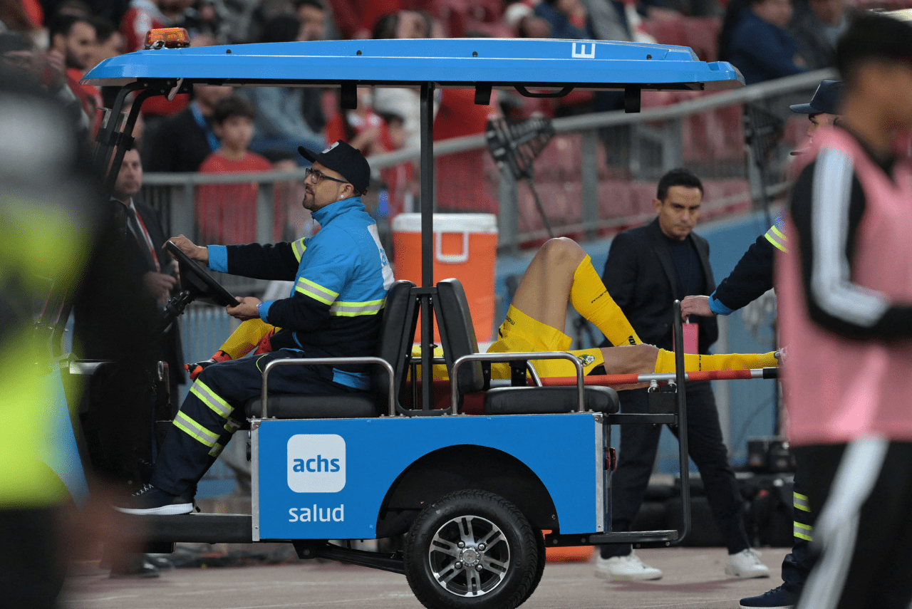 Goleiro da Bolívia deixou campo lesionado em lance que gerou gol chileno