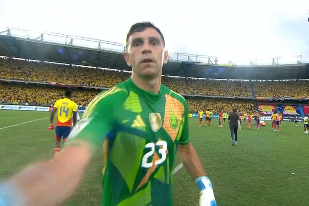 Goleiro Dibu Martínez agrediu cinegrafista ao final do jogo (Foto: TyC Sports/Reprodução)