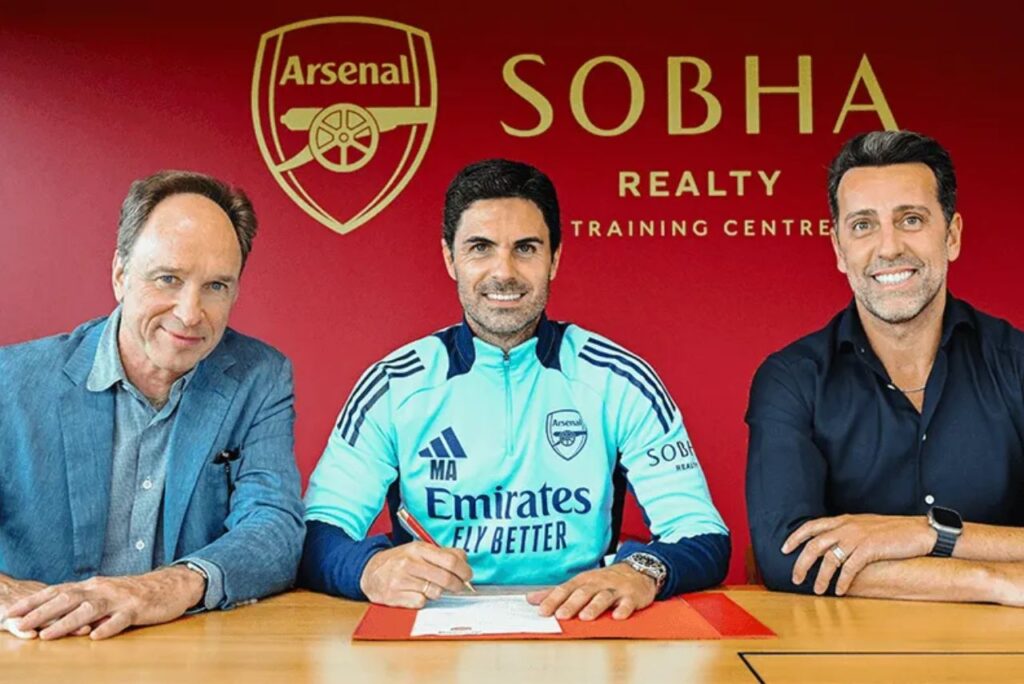 Momento da assinatura de contrato de Arteta com o Arsenal