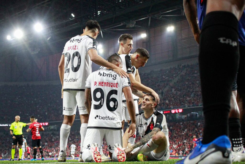 Jogadores do Vasco durante partida em Curitiba