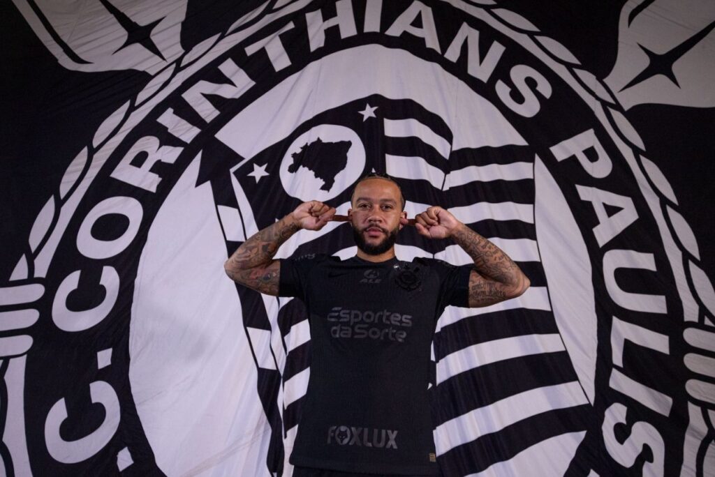 Depay com a camisa do Corinthians