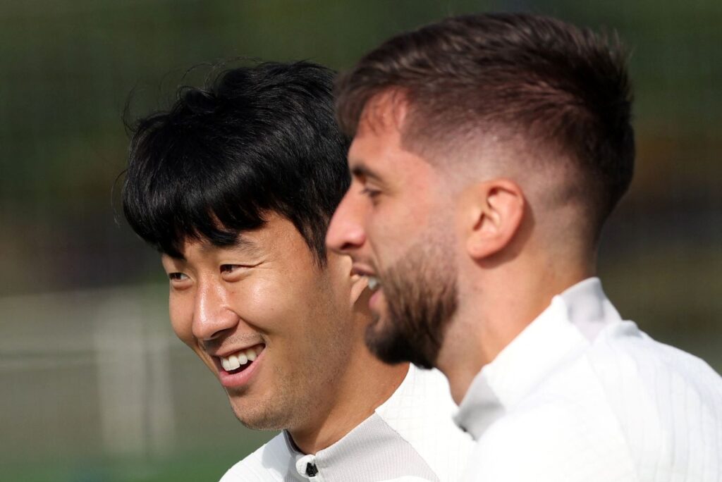 Son Heung-min e Rodrigo Bentancur durante treino do Tottenham (Foto: Adrian Dennis/AFP)