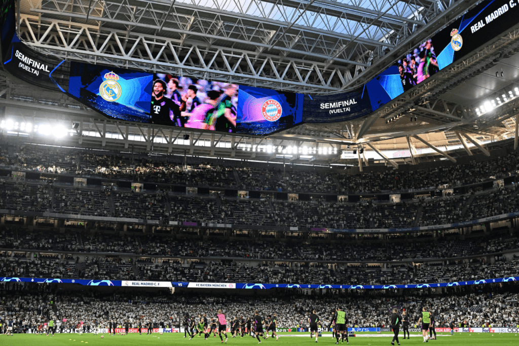 Telão do estádio Santiago Bernabéu, em partida entre Real Madrid x Bayern de Munique