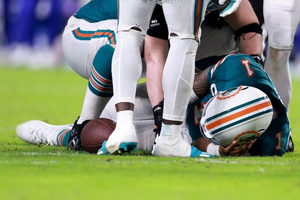 Tua Tagovailoa, do Miami Dolphins, sofreu concussão nesta quinta (Foto: Carmen Mandato/Getty Images via AFP)