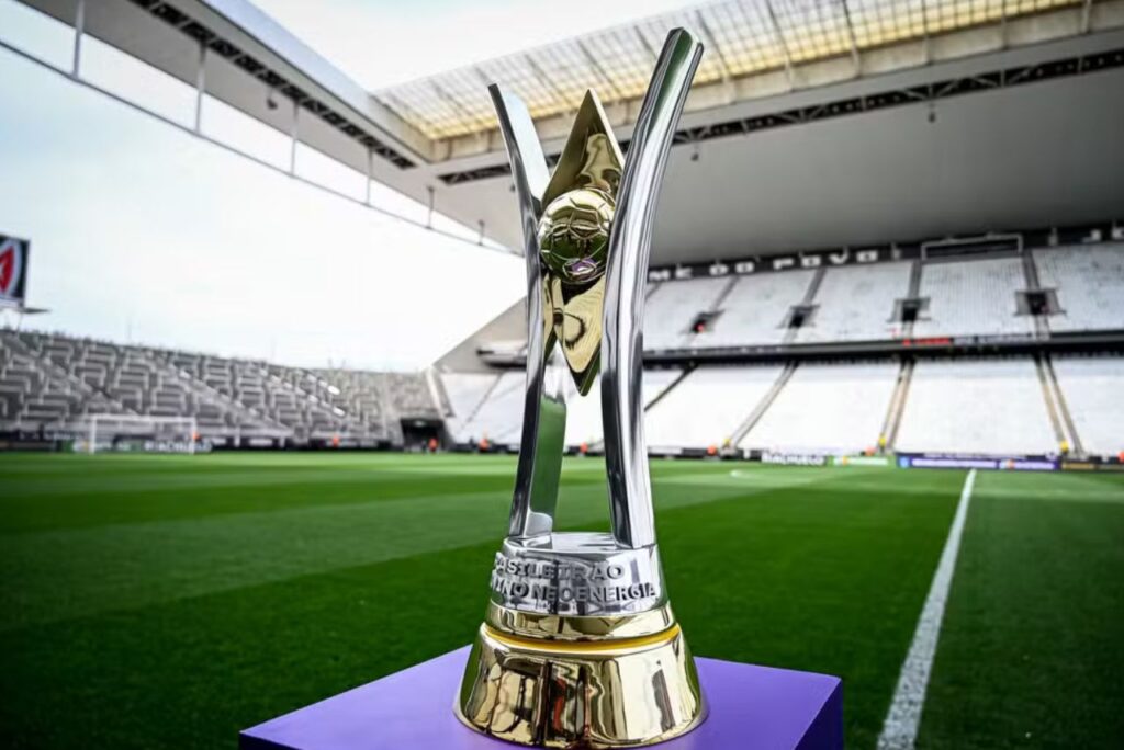 Troféu do Brasileirão Feminino 2024 (Foto: Nayra Halm/Staff Images)