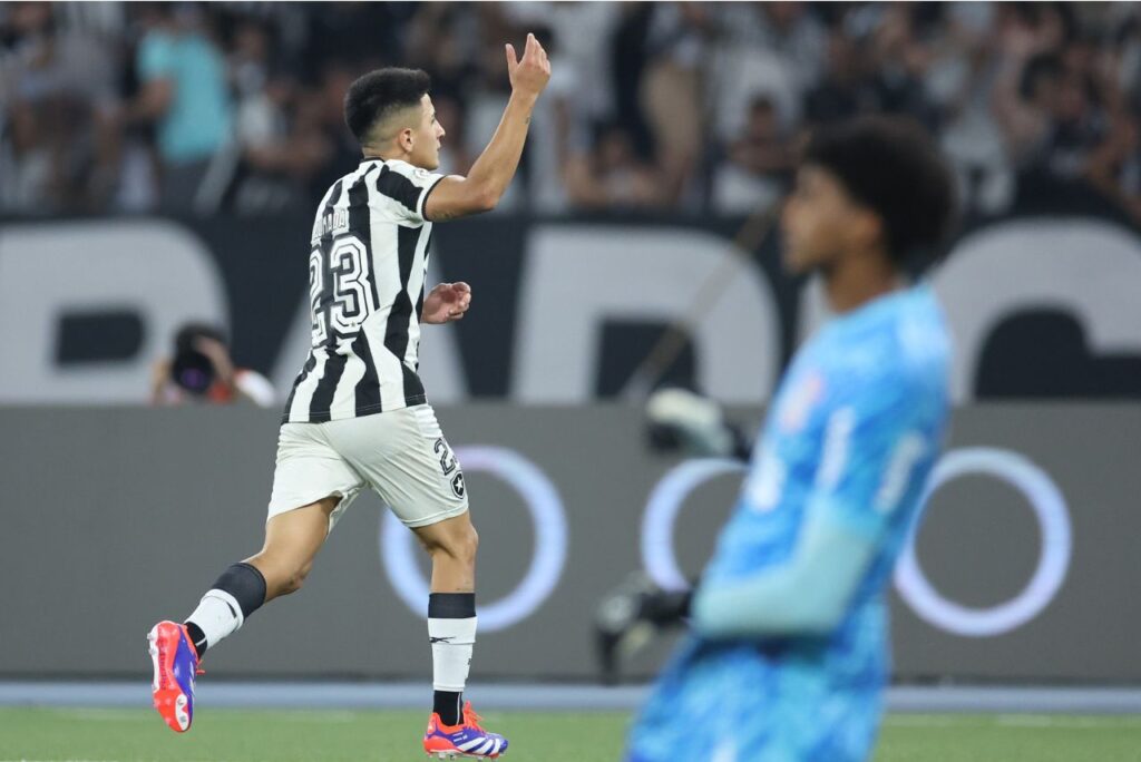 Almada comemora gol da vitória do Botafogo