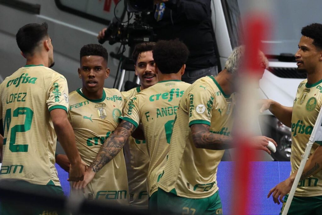 Jogadores do Palmeiras comemoram gol