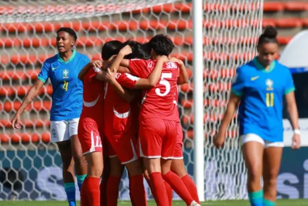 Jogadoras da Coreia do Norte comemoram gol contra o Brasil