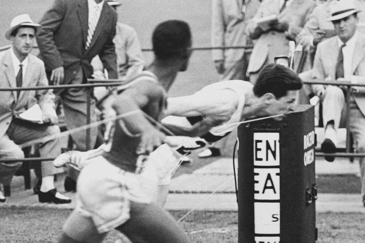 Otis Davis (frente) quebrou o recorde mundial ao vencer Carl Kauffmann nas Olimpíadas de Roma