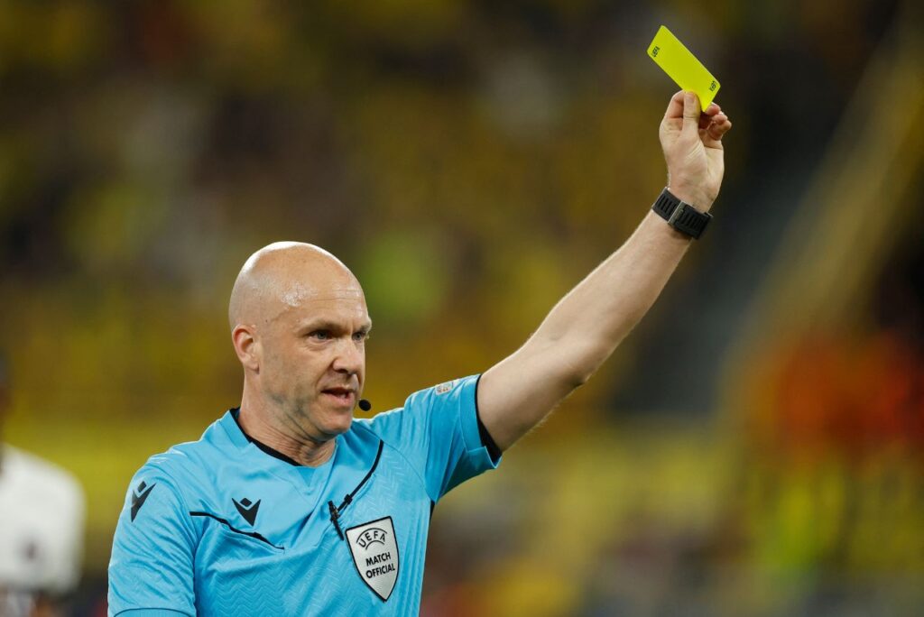 Árbitro Anthony Taylor em partida da Champions League 2023-24 (Foto: Odd Andersen/AFP)