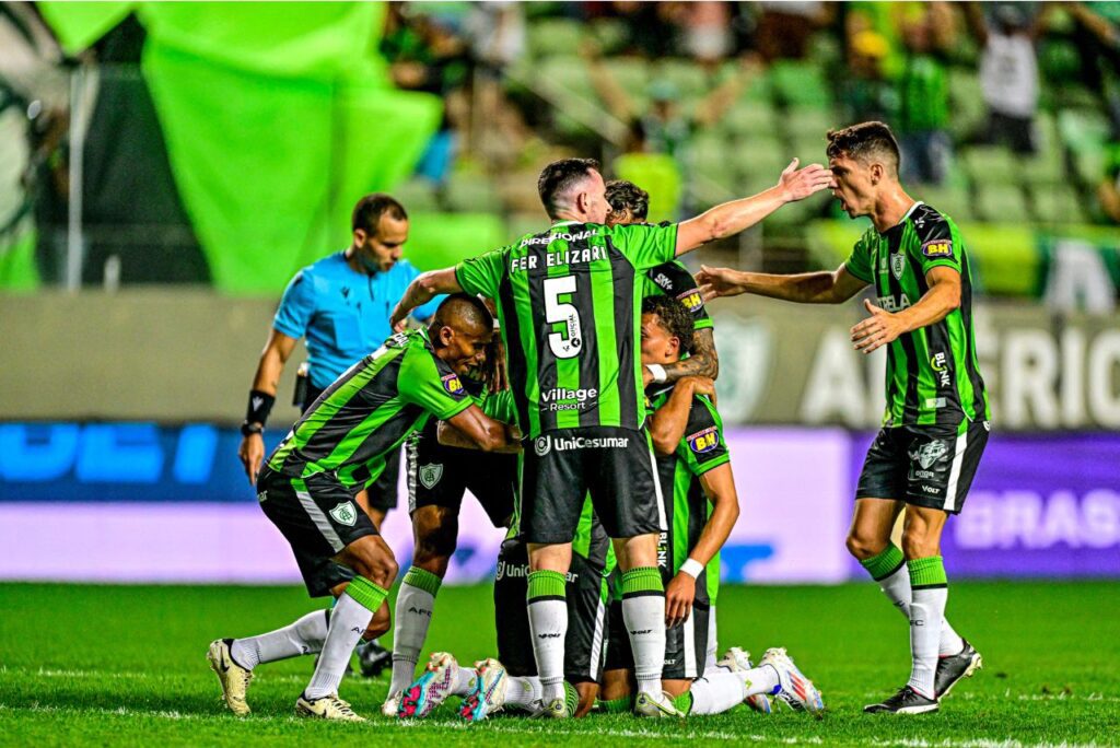 Jogadores do América-MG durante vitória contra o Guarani