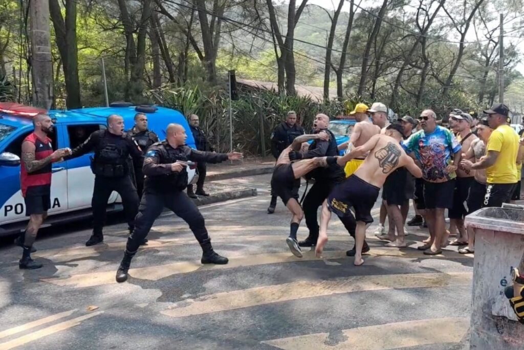 Briga entre torcedores de Flamengo e Peñarol foi dispersada pela polícia (Foto: Reprodução)