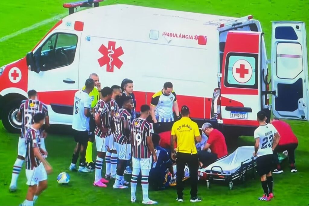 Volante do Fluminense chegou a ficar desacordado (Foto: Premiere/Reprodução)