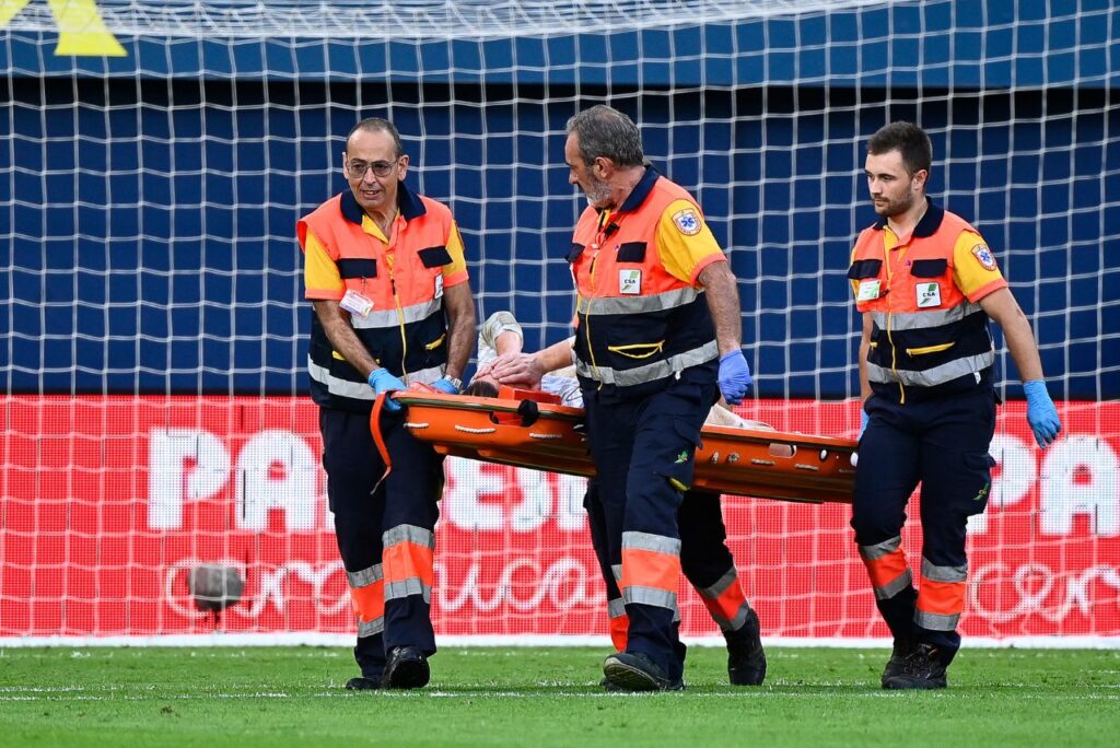 Ter Stegen deixou o campo de maca após lesão no joelho (Foto: Jose Jordan/AFP)