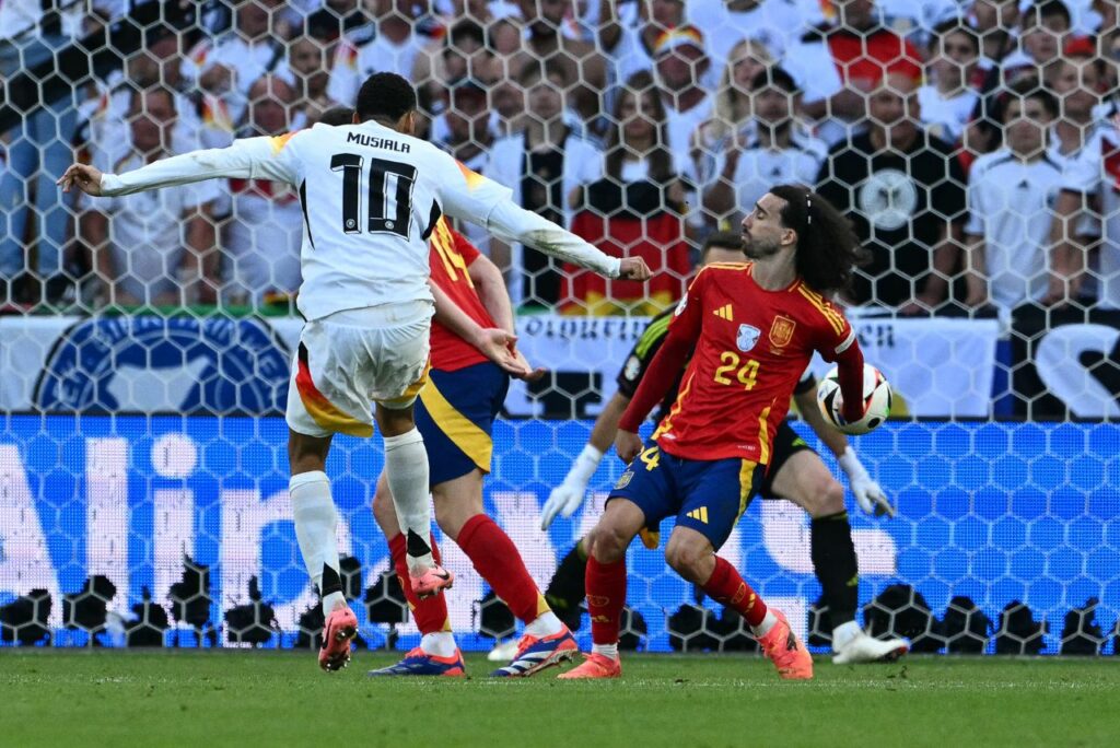 UEFA afirmou que deveria ter sido marcado o pênalti no lance (Foto: Thomas Kienzle/AFP)