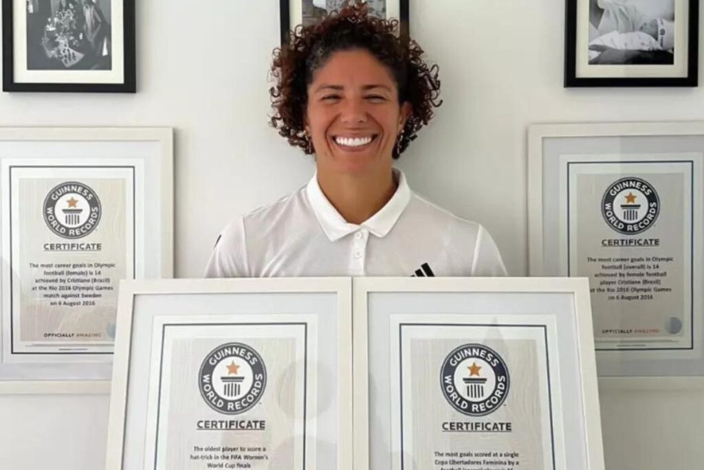 Cristiane com os certificados dos seus recordes (Foto: Reprodução)