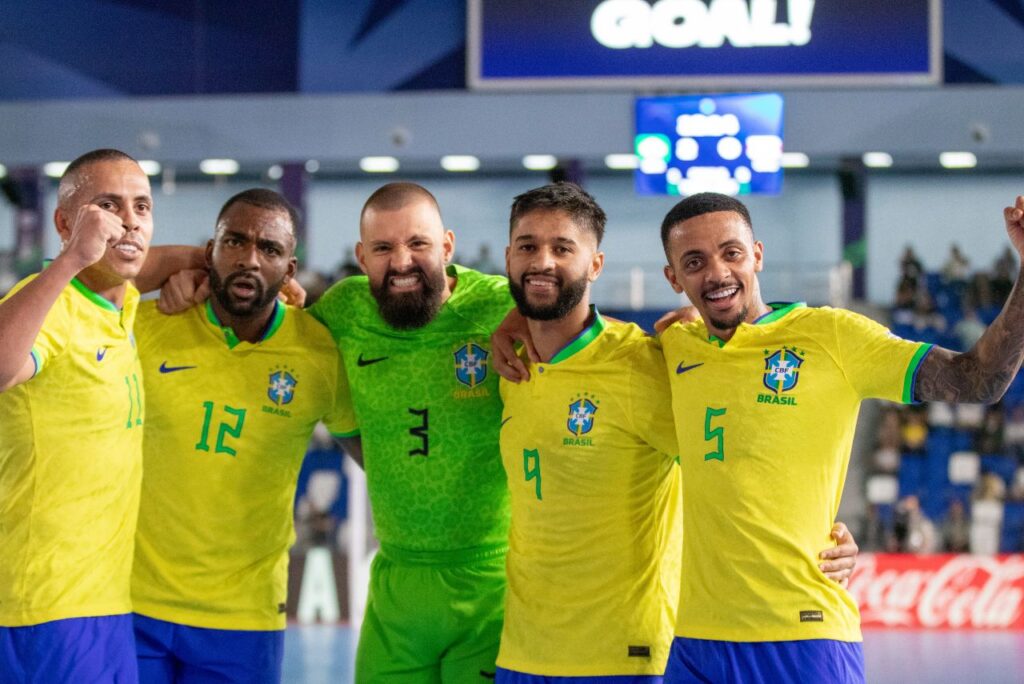 Jogadores da Seleção Brasileira de Futsal comemoram resultado. Foto: Leto Ribas/CBF