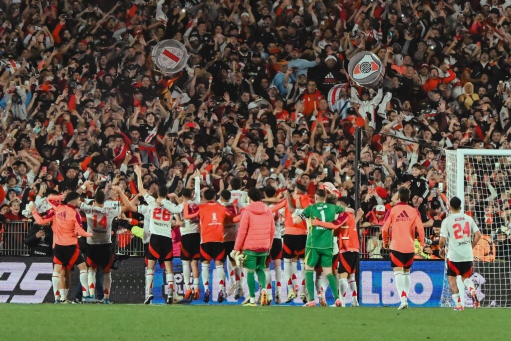 Jogadores do River Plate comemoram classificação