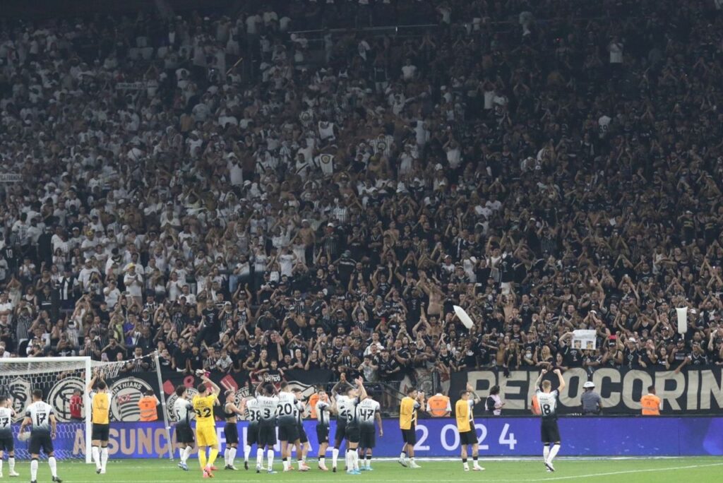 Jogadores do Corinthians comemoram classificação