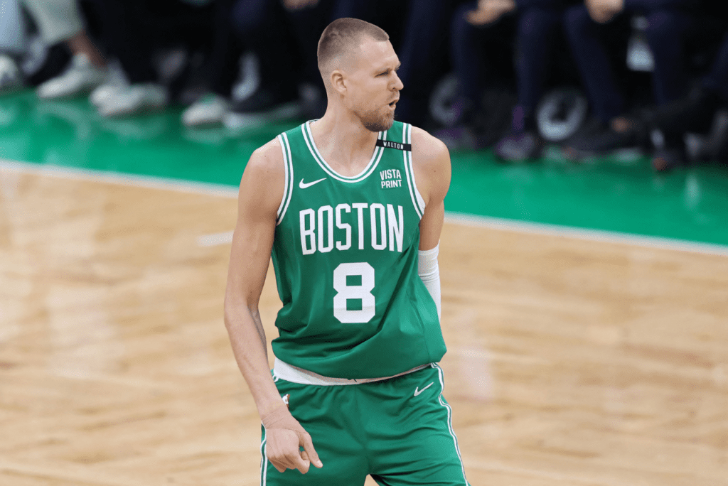 Campeão da NBA, Kristaps Porzingis se recupera de lesão rara no tornozelo