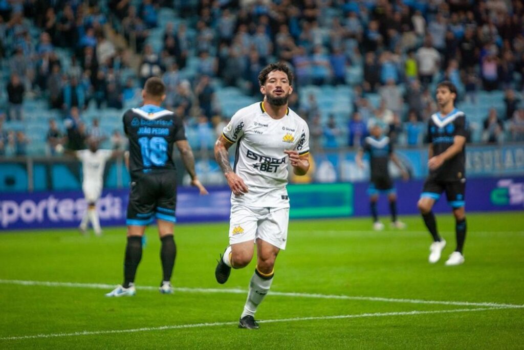 Arthur Caíke marcou um dos gols da vitória do Criciúma (Foto: Cleiton Ramos/CEC)