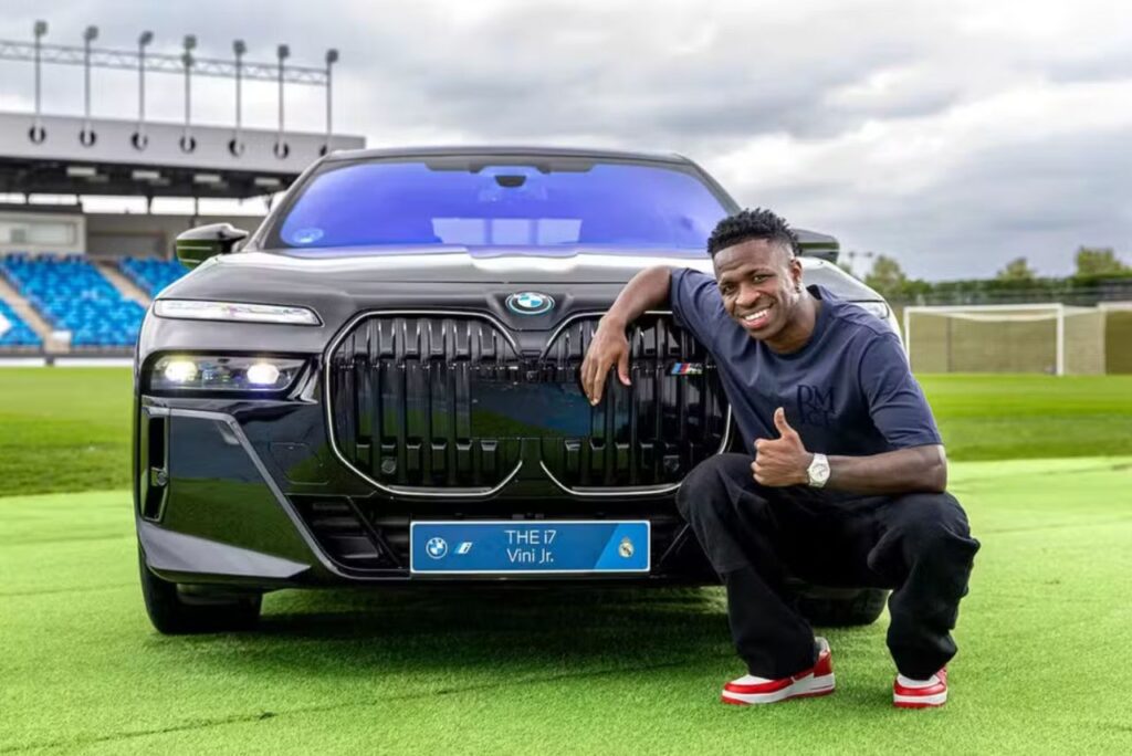 Vini Jr., astro do Real Madrid, com seu novo carro