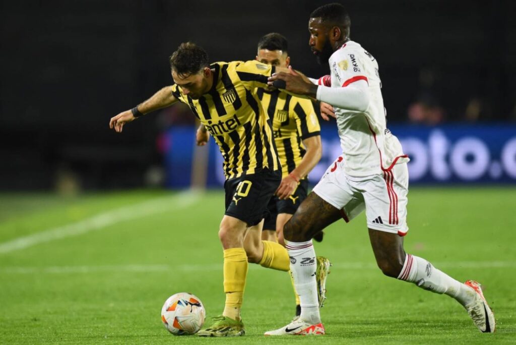 O Peñarol segurou a vantagem construída no jogo de ida contra o Flamengo. Foto: DANTE FERNANDEZ/AFP