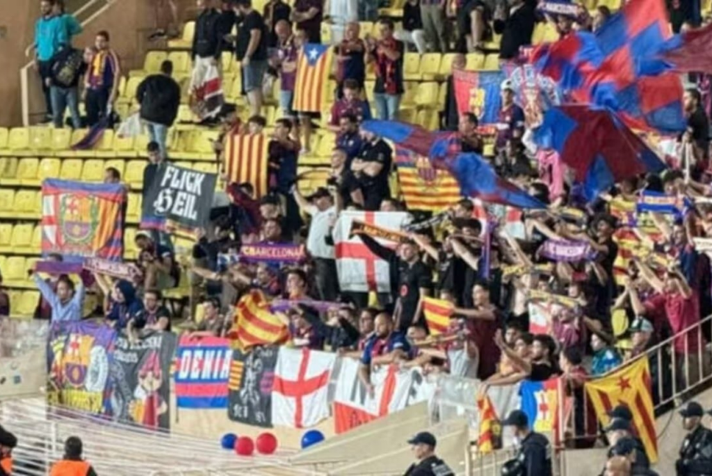 Cartaz nazista na torcida do Barcelona