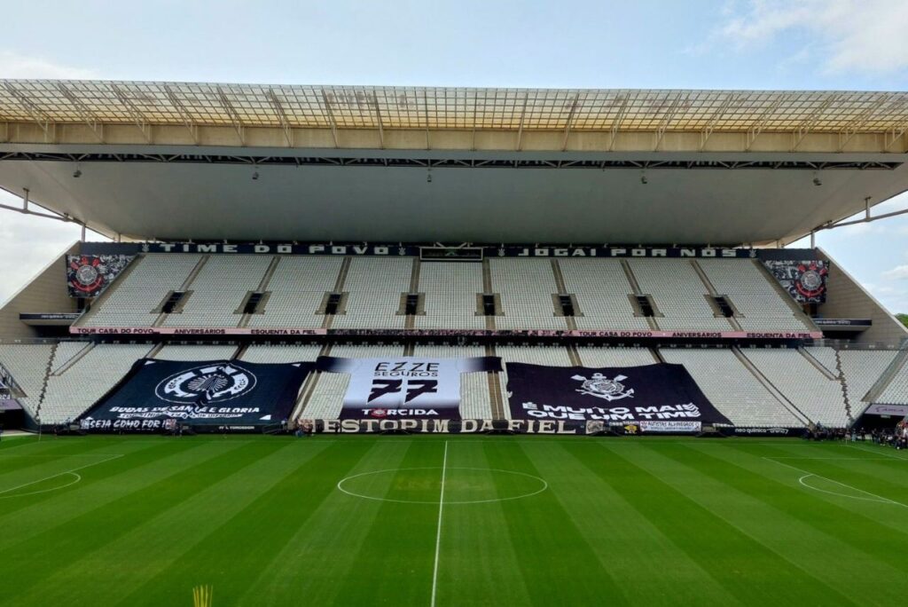 Torcida do Corinthians esteve presente no treino