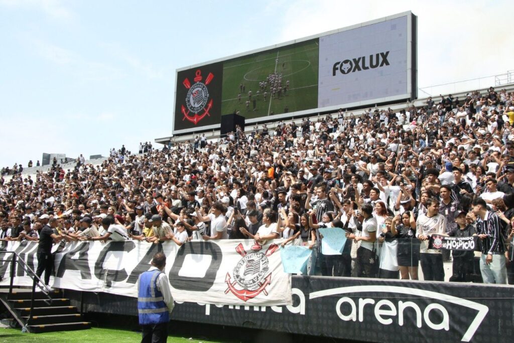 Torcida do Corinthians esteve presente no treino.