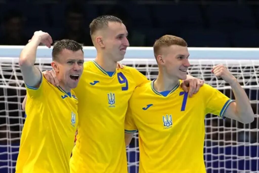 Jogadores da Ucrânia comemora vitória no Mundial de Futsal