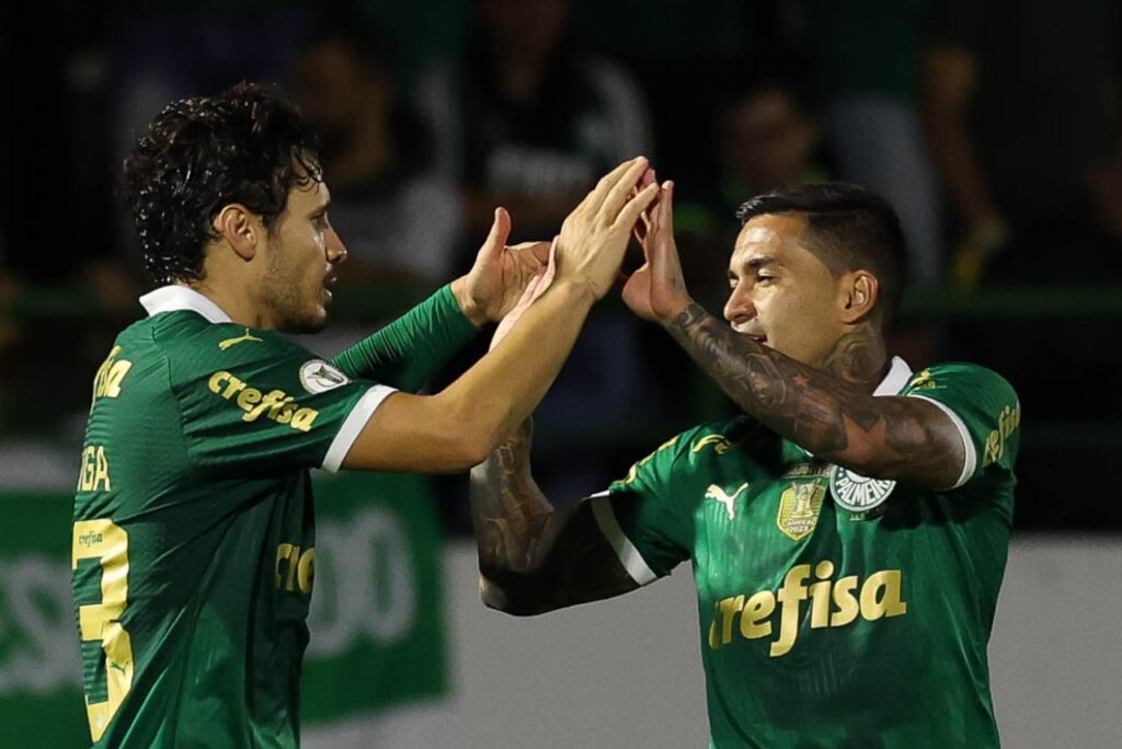 Raphael Veiga e Dudu comemoram gol do Palmeiras na Série A