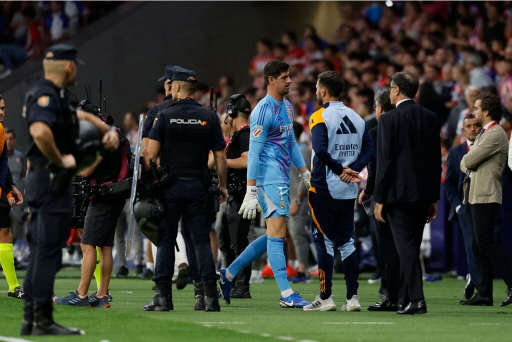 Courtois deixando o campo na partida entre Real e Atlético de Madrid (Foto: Oscar Del Pozo/AFP)