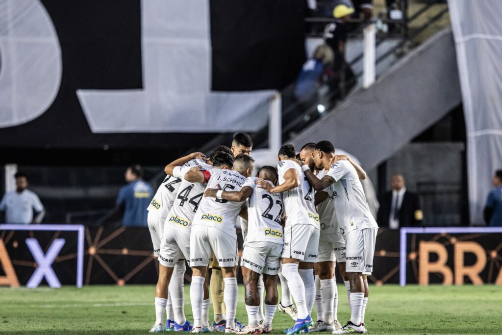 Elenco do Santos antes de vitória em casa